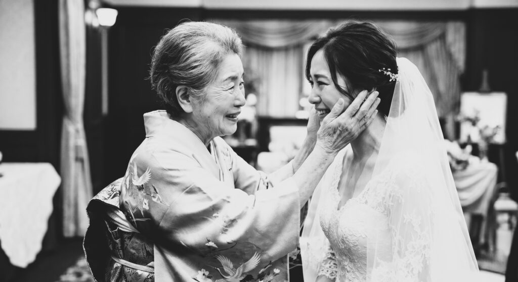 新婦と祖母との感動の結婚式シーン